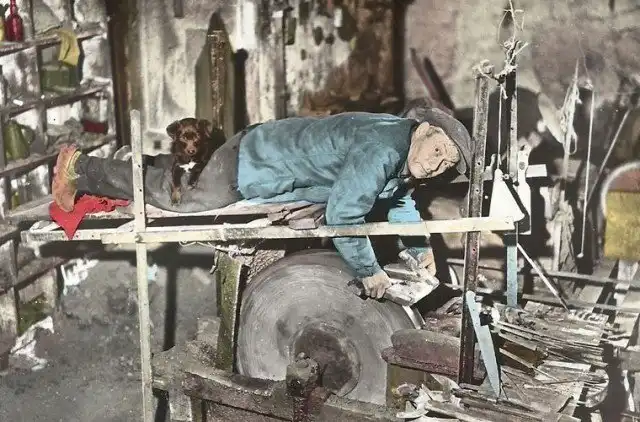 Что делают люди на этом снимке?