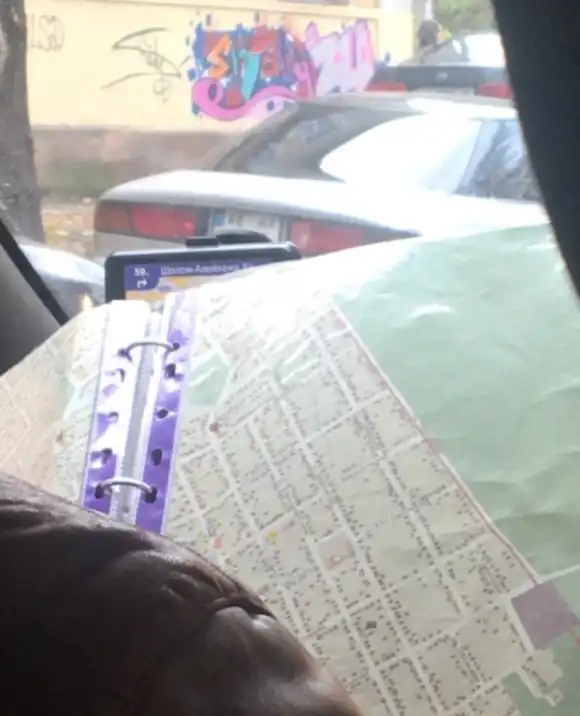 Олдскульный таксист, который привык работать по старинке