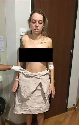 Врач так 'подрехтовал' медсестре некрасивую грудь, что та с горя разревелась