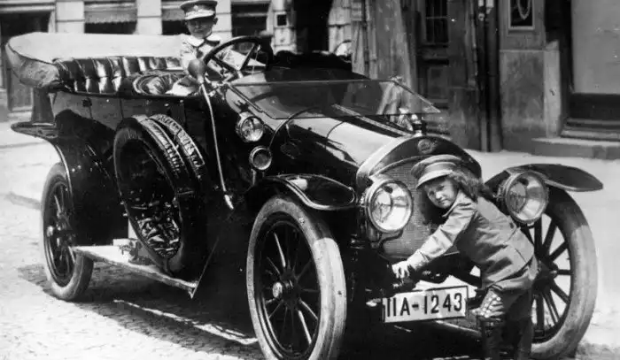 Первые автомобили крупнейших брендов