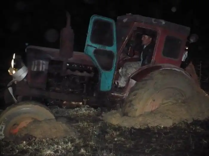 Скажи триста, или полюбила тракториста