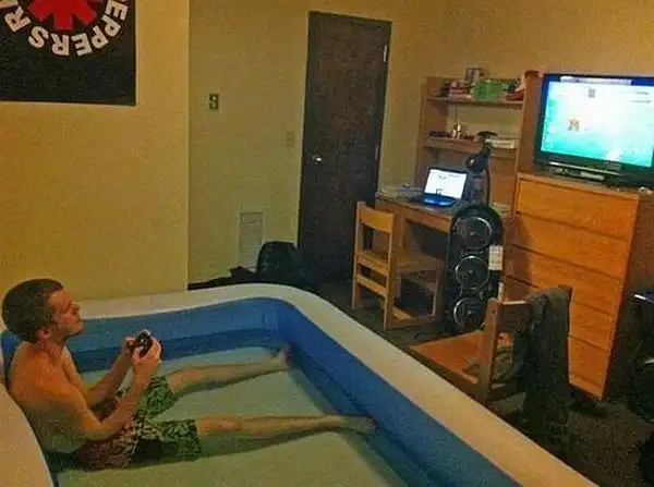 Суровые особенности холостяцкой жизни: 15 свободных мужчин, которым завидуют женатики