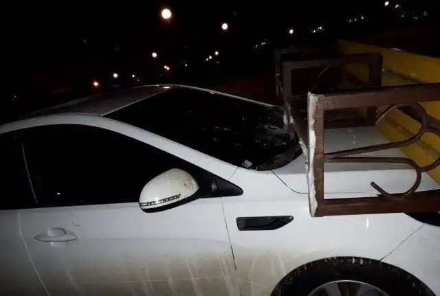 Выходишь утром во двор, а на капоте авто лежит лавочка