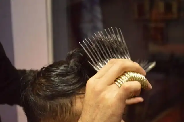 Эдвард Руки-ножницы в реальной жизни: пакистанец стрижет посетителей 27 парами ножниц