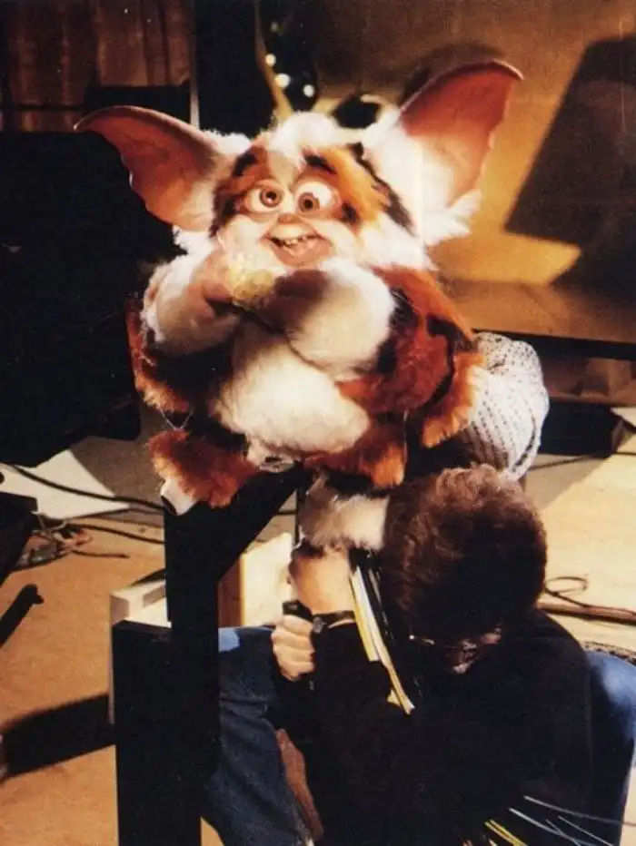 Куча мягких и злобных игрушек: 13 кадров со съёмок фильмов "Гремлины"