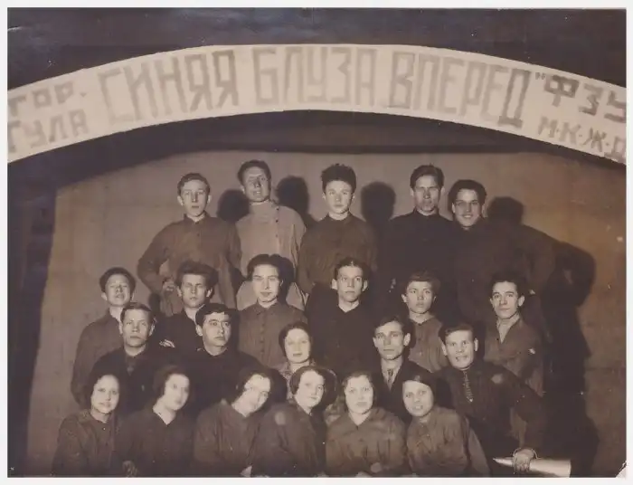«Пьяницам вход в гараж воспрещен!»: краткая история отечественных лозунгов за последние 100 лет