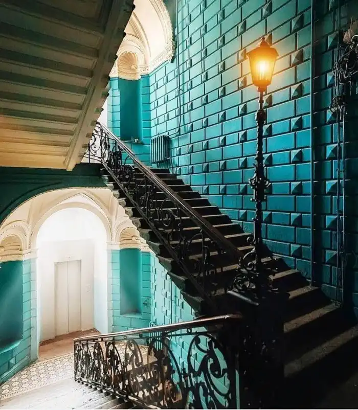 Эти парадные язык не повернётся назвать подъездами