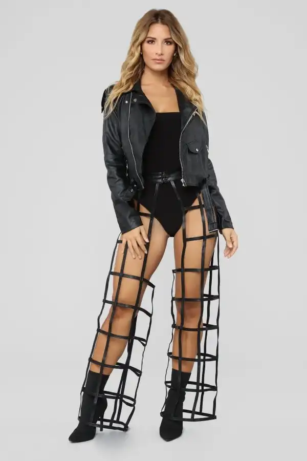 Люди высмеяли новые дизайнерские брюки в сетку