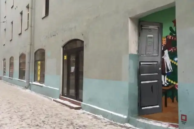 Коммунальщики закрасили новогодний стрит-арт в Санкт-Петербурге