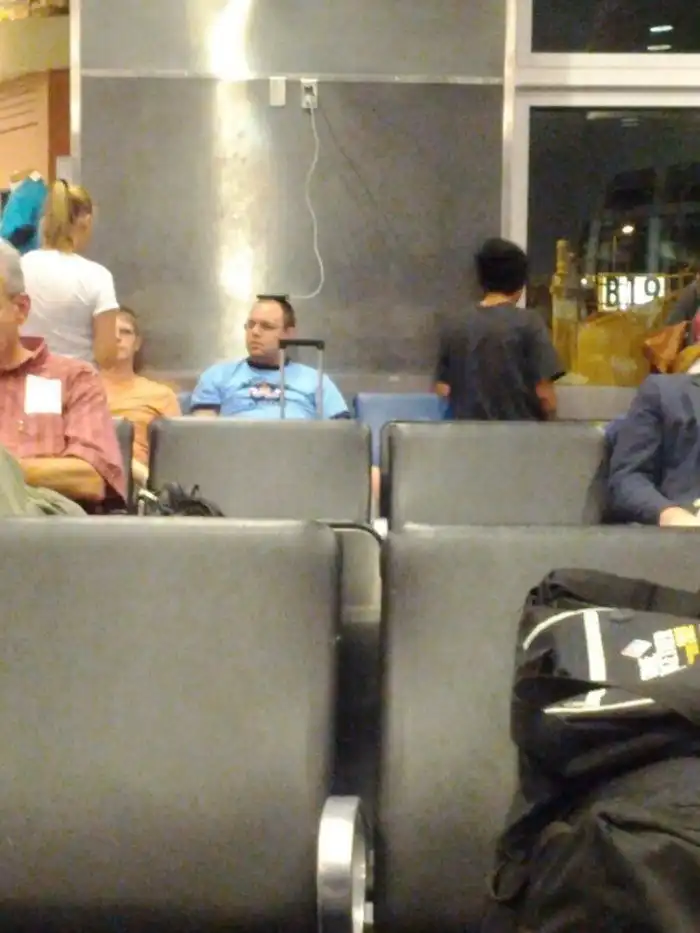 14 безумных ухищрений, на которые приходится идти, когда телефон сел в неподходящий момент