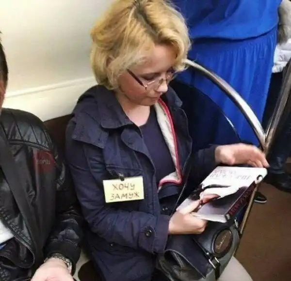 На стену от одиночества: типичные будни незамужних женщин