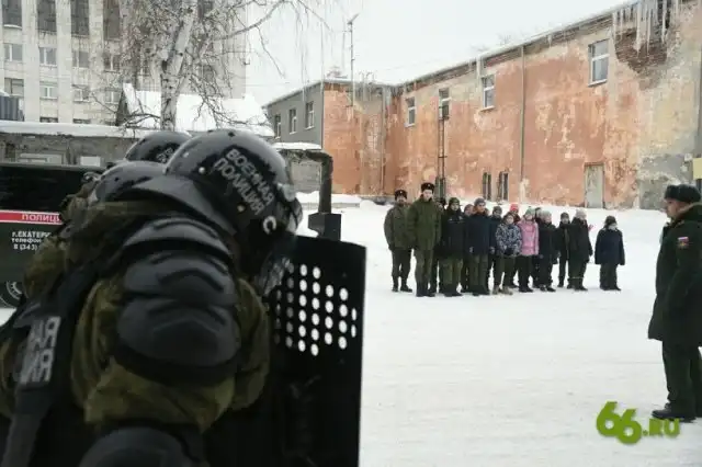 Школьникам показали, как военная полиция разгоняет митинги