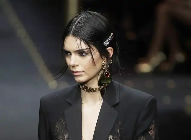 Кендалл Дженнер в откровенном костюме от Versace