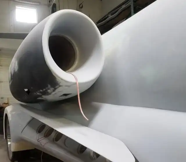 Необычный ночной клуб на колесах из фюзеляжа самолета