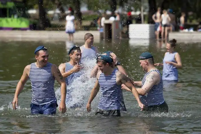 Как у десантников зародилась традиция купаться в фонтанах?