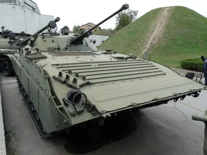 Для чего нужен откидной металлический щиток на БМП?