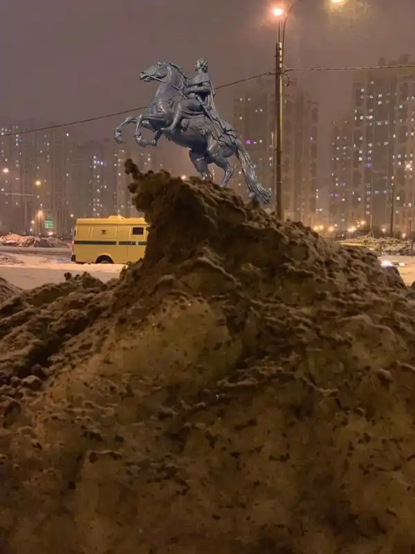 Сугроб в Санкт-Петербурге стал героем фотожаб