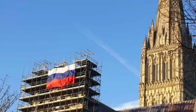 На соборе в Солсбери появился российский флаг