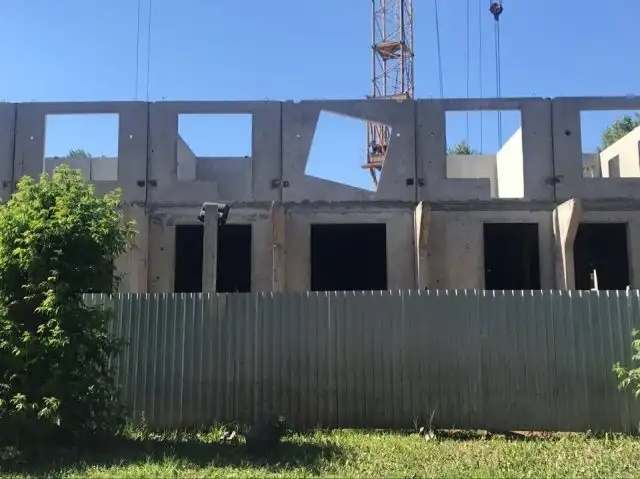 Дом со странным окном в Барнауле стал жилым