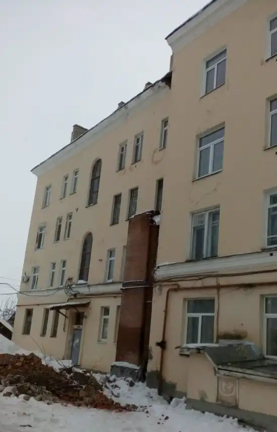 Из-за наледи на крыше пострадал автомобиль судьи