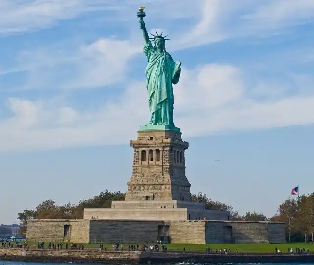 Что можно увидеть, приподняв подол Статуи Свободы?