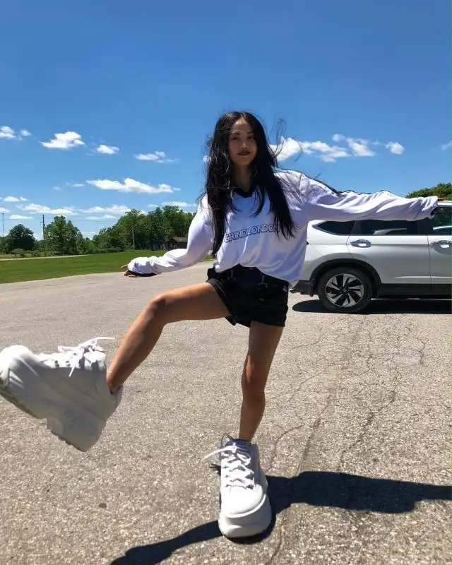 Художница MLMA из Сеула публикует очень странные фотографии