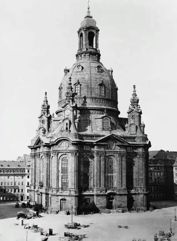 Почему немцы удивляются массовой истерии по поводу Собора Парижской Богоматери?