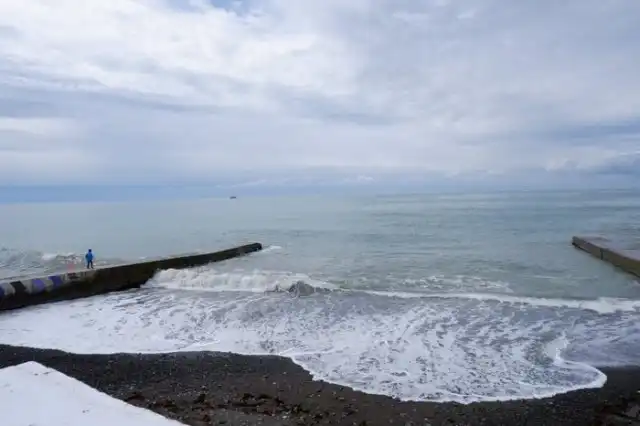 Прохожий спас ребенка, которого смыло волной с пирса в Сочи