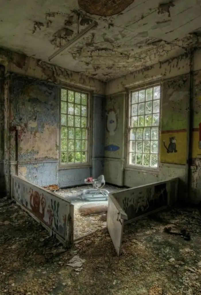 Заброшенная психиатрическая больница хоррор. Остров повелья венеция. Страшные заброшенные места. Дэнверс психбольница массачусетс. Самая жуткая заброшка.