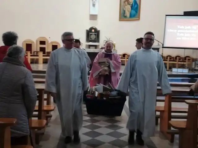 Католические священники в Польше сожгли книги о вампирах и волшебниках