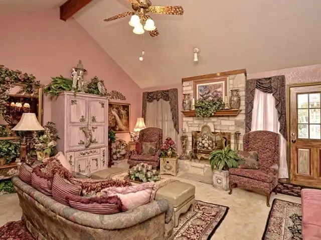 Очень странный дом, который выставили на продажу в Техасе