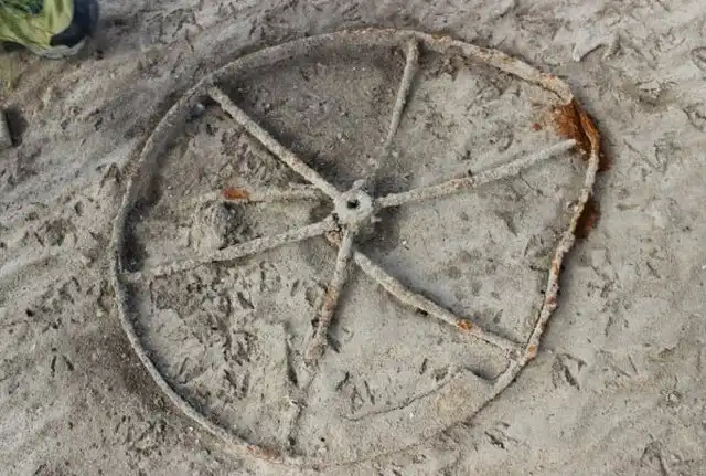 Волга "обнажила" древнюю мостовую в Казани