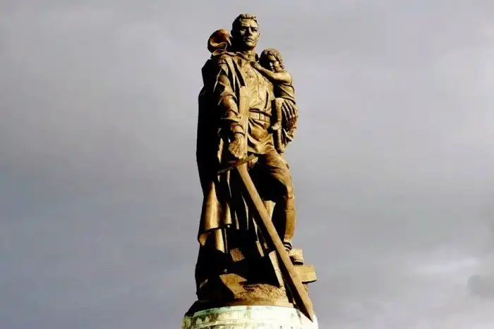 Памятники советским воинам в Берлине! В каком они состоянии?