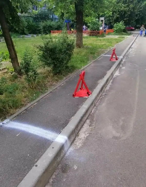 Парковка на тротуаре 100 уровня