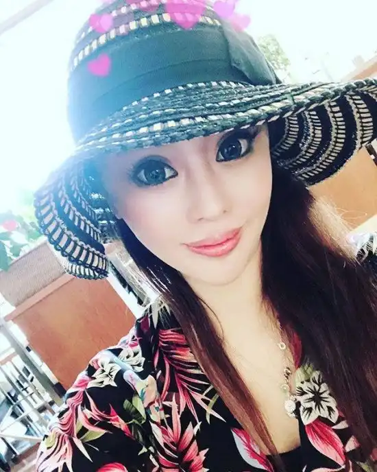 Японская модель, которая провела 300 косметических процедур