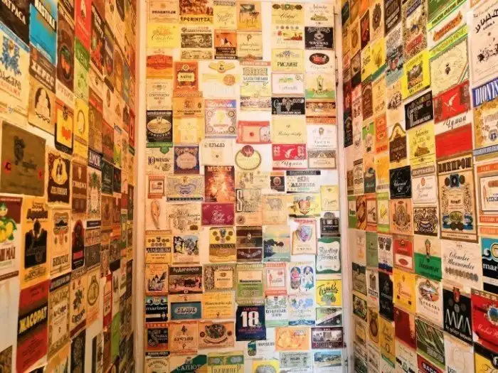 Коллекция этикеток алкоголя времён СССР в старой московской квартире