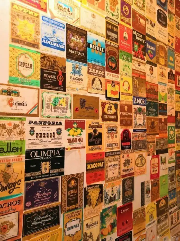 Коллекция этикеток алкоголя времён СССР в старой московской квартире