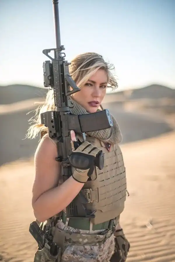 Американская модель Шеннон Ирке разделась ради страны и Дональда Трампа