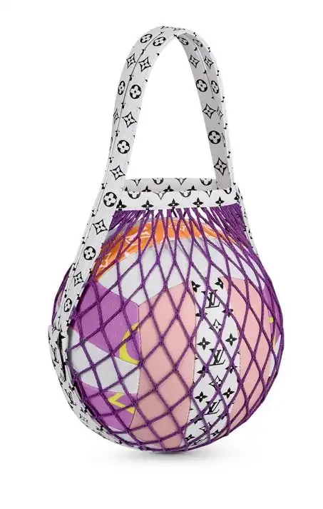 Мяч для игры в волейбол, как предмет роскоши