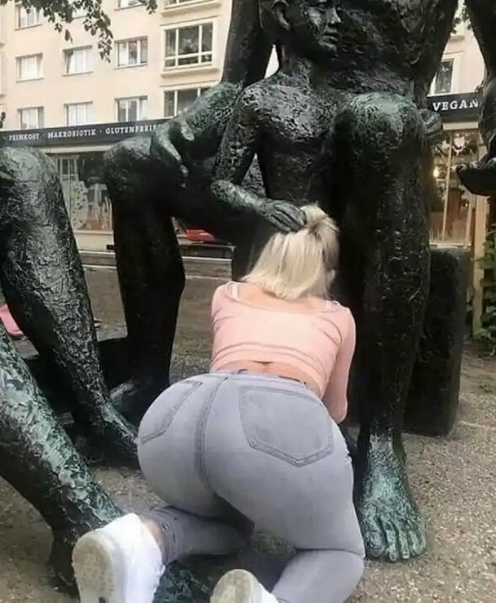 Позёры месяца: люди, которых нельзя подпускать к памятникам