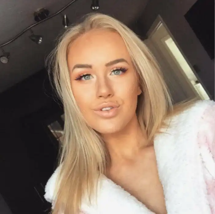 Девушка, пролившая на себя красное вино, не растерялась, выйдя из ситуации весьма оптимистическим образом