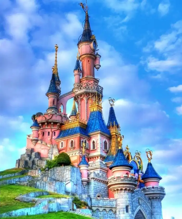 Почему королевские замки пустовали десять месяцев в году?