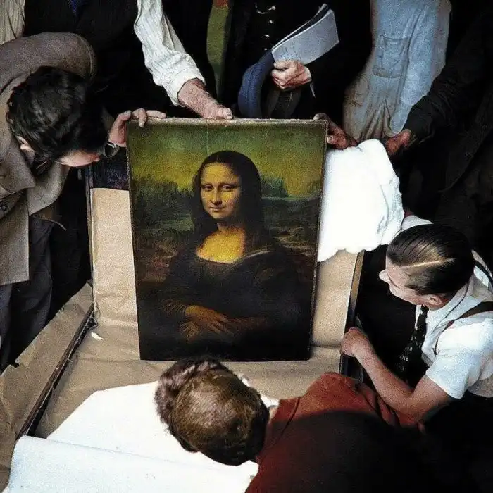 Фото распаковки Джоконды разожгло битву фотошоперов, представивших её в весьма неожиданных образах