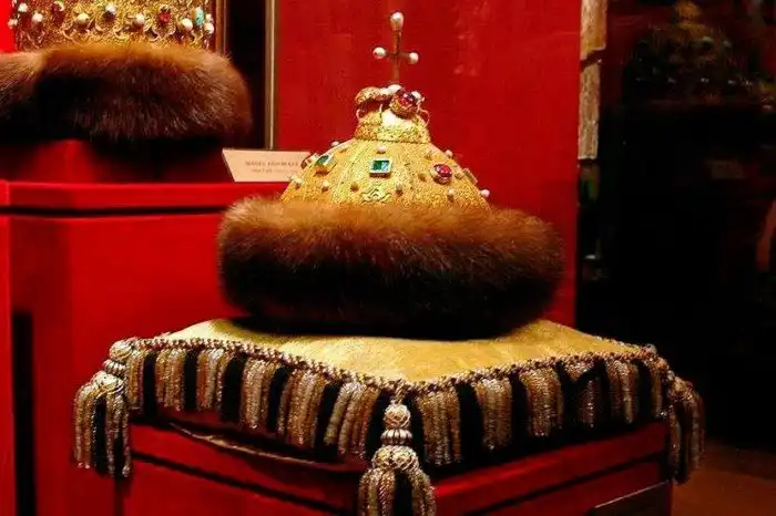 Шапка Мономаха: как женский головной убор стал символом русского самодержавия