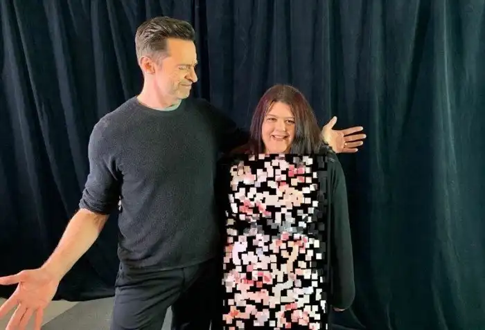 Фанатка потроллила Хью Джекмана, надев на встречу с ним необычное платье