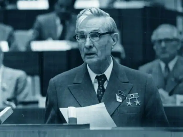 Михаил Суслов: серый кардинал Кремля в плаще и калошах