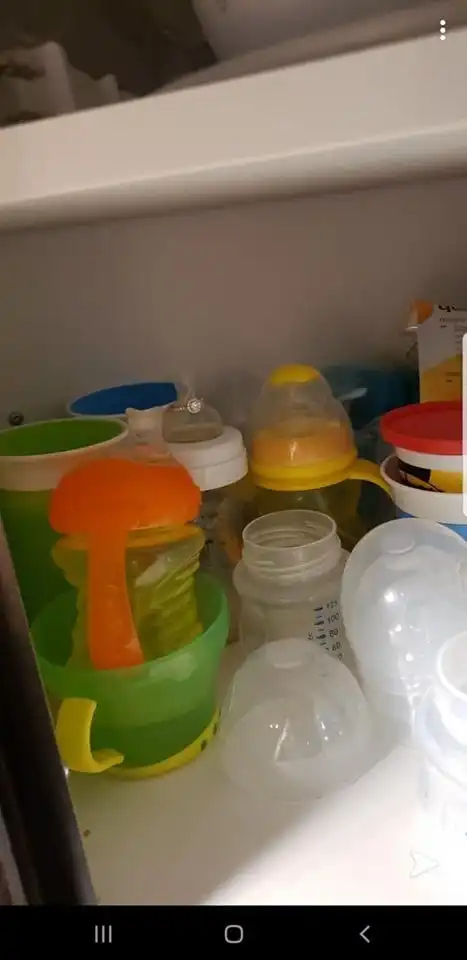 Парень фотографировал свою девушку и кольцо перед тем, как сделать предложение