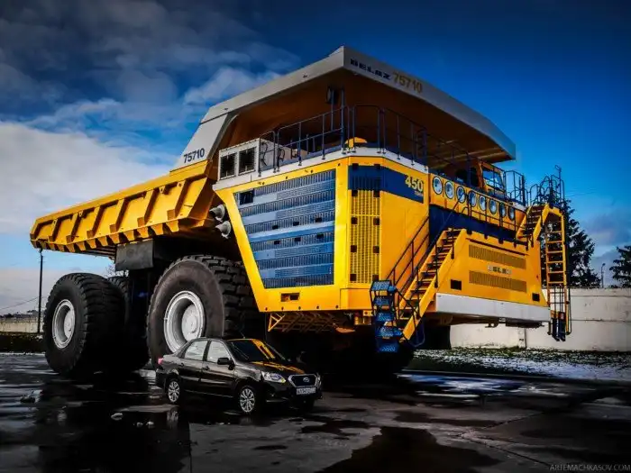 Сколько двигателей имеет самый большой 360 тонный БелАЗ на электрической тяге?