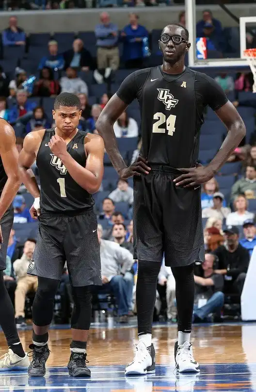 Самый высокий игрок НБА с ростом 231 сантиметр получил травму, ударившись головой о потолок