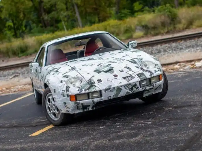 Энтузиаст завернул Porsche 928 в газету